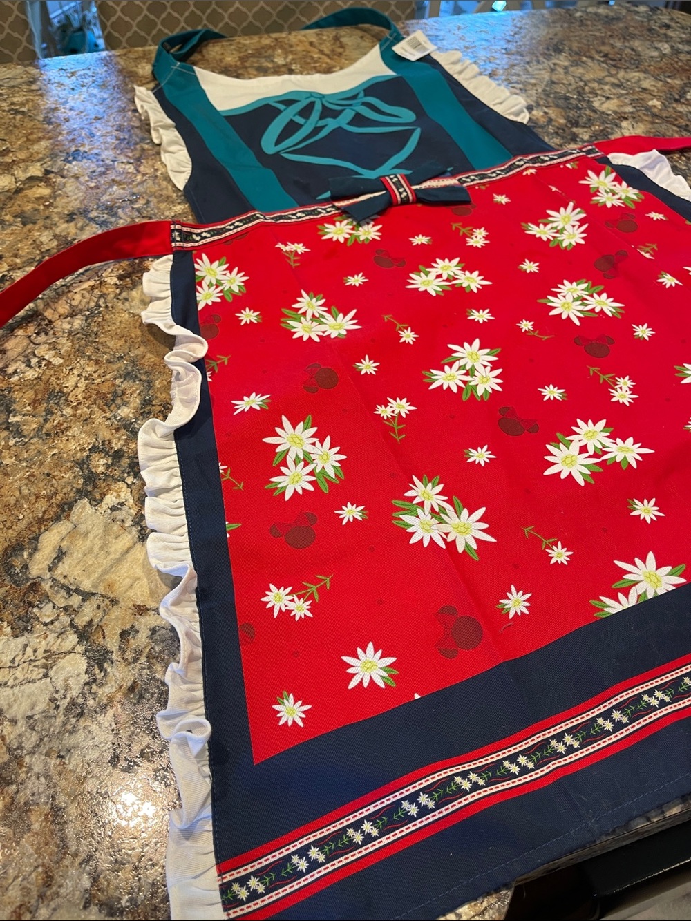 Disney Parks Epcot Germany Floral Apron German NWT - Picture 7 of 8